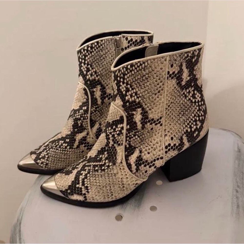 NWOT Steve Madden Preston Snake Silver Toe Ankle Block Heel Boots 8.5